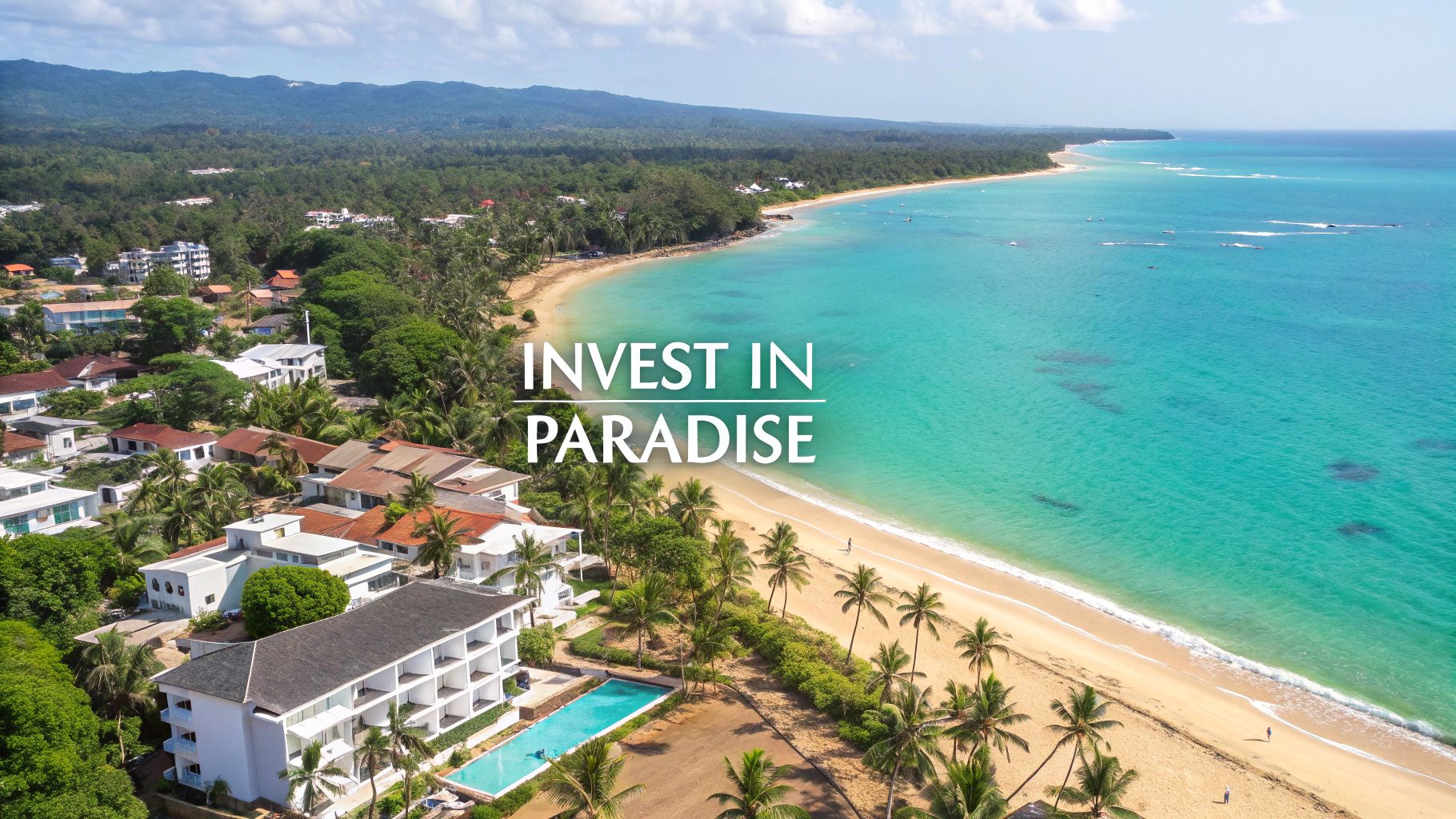 Vista aérea de una playa tropical con mar turquesa, palmeras y resorts de lujo.