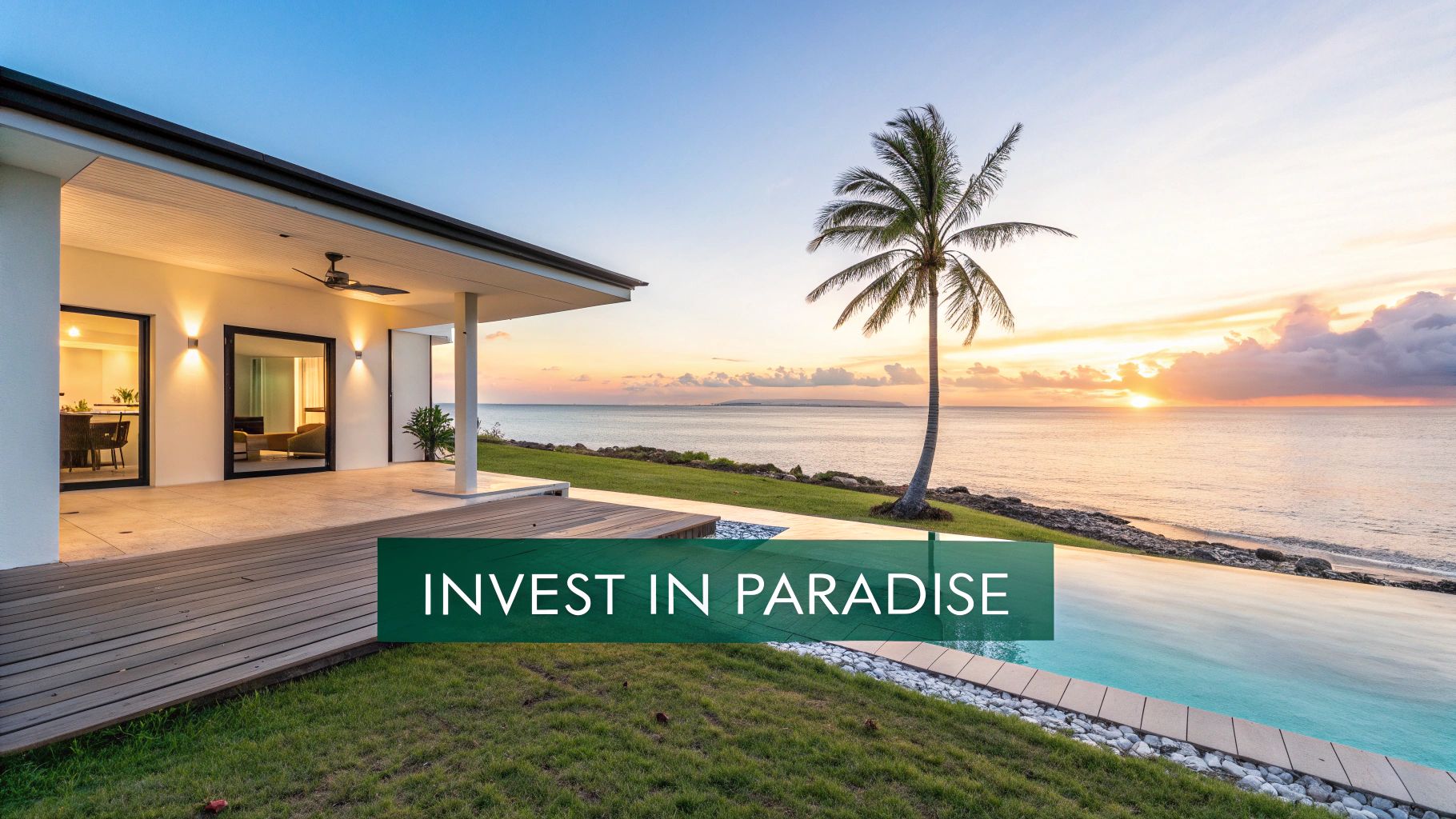 Vue aérienne d'une magnifique plage aux eaux turquoise et bordée de palmiers à Las Terrenas, en République dominicaine.