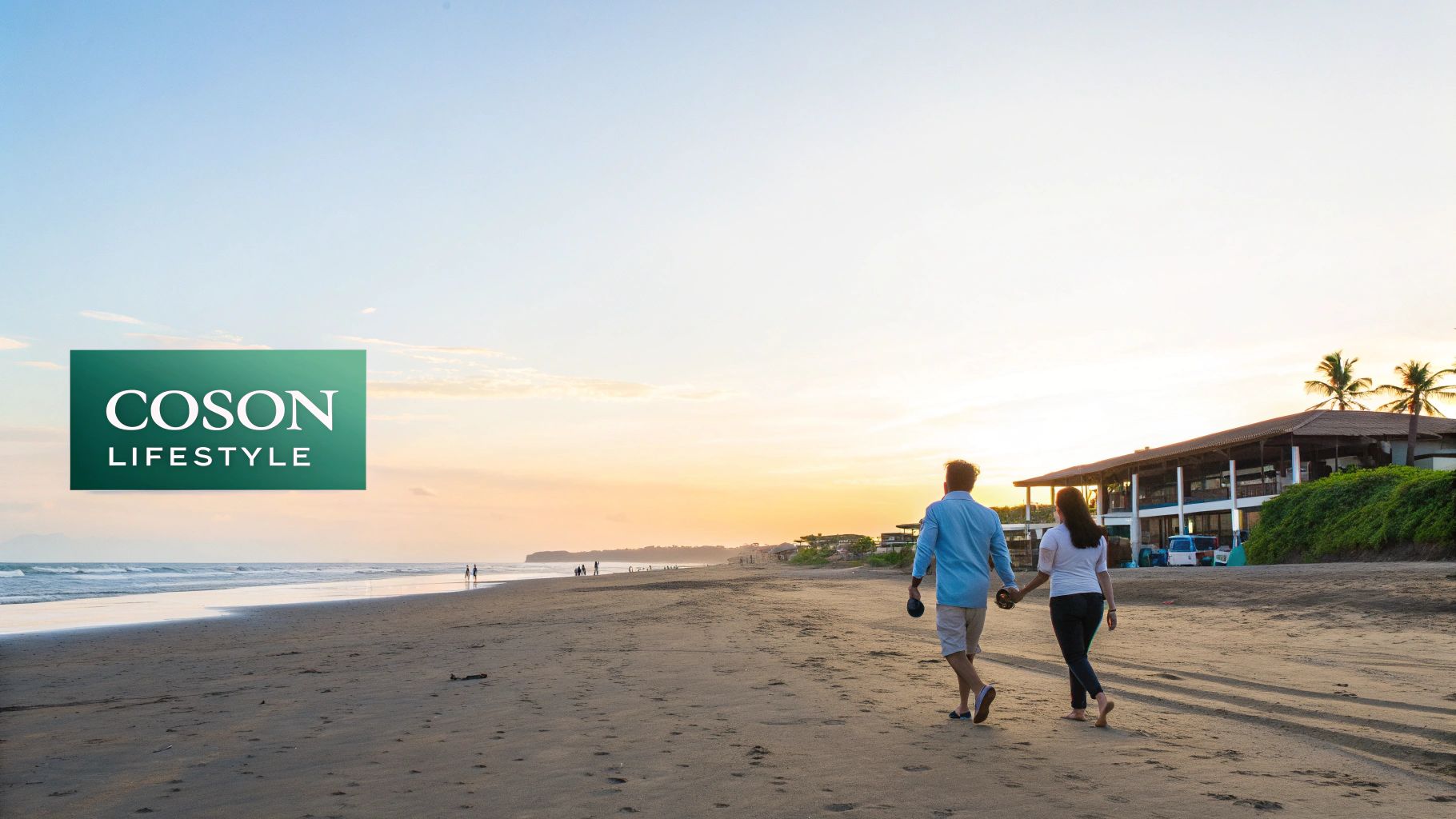 De luxuriants palmiers encadrent le sable doré et les eaux turquoise de Playa Coson, en République dominicaine.