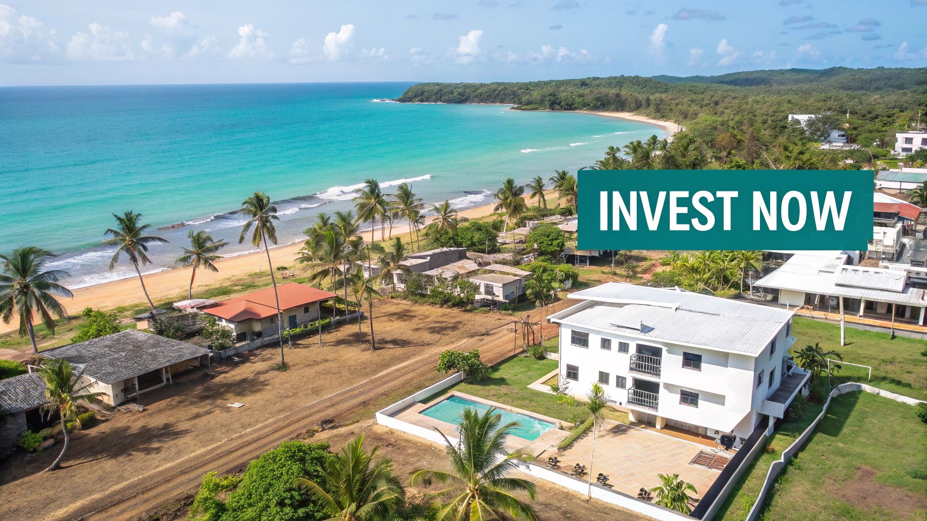 Vue aérienne d'une plage tropicale avec un océan turquoise, des palmiers, des maisons résidentielles et une banderole « Investissez maintenant ».