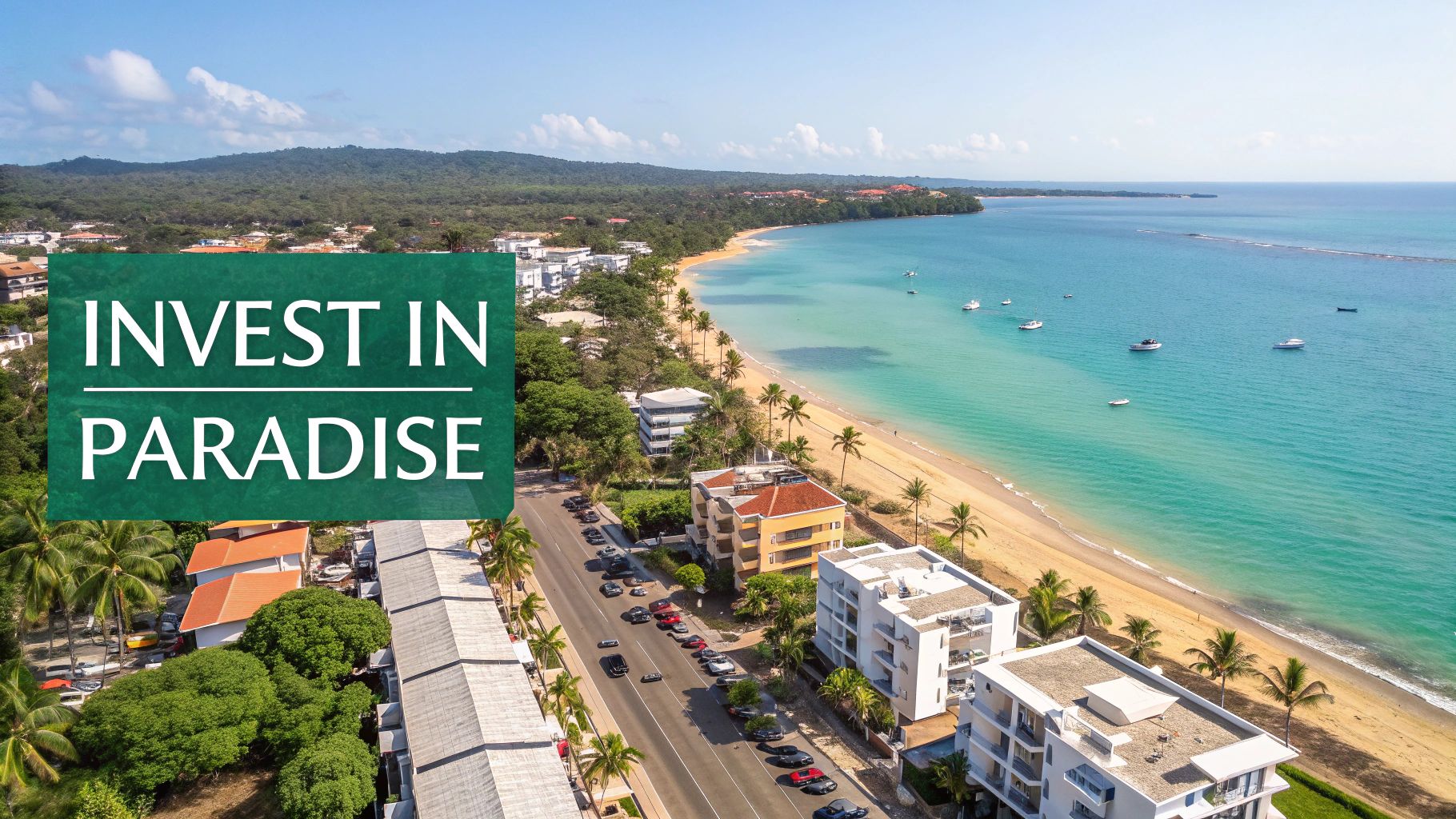 Vue aérienne d'une magnifique ville balnéaire tropicale avec une eau turquoise, des palmiers et des bâtiments.