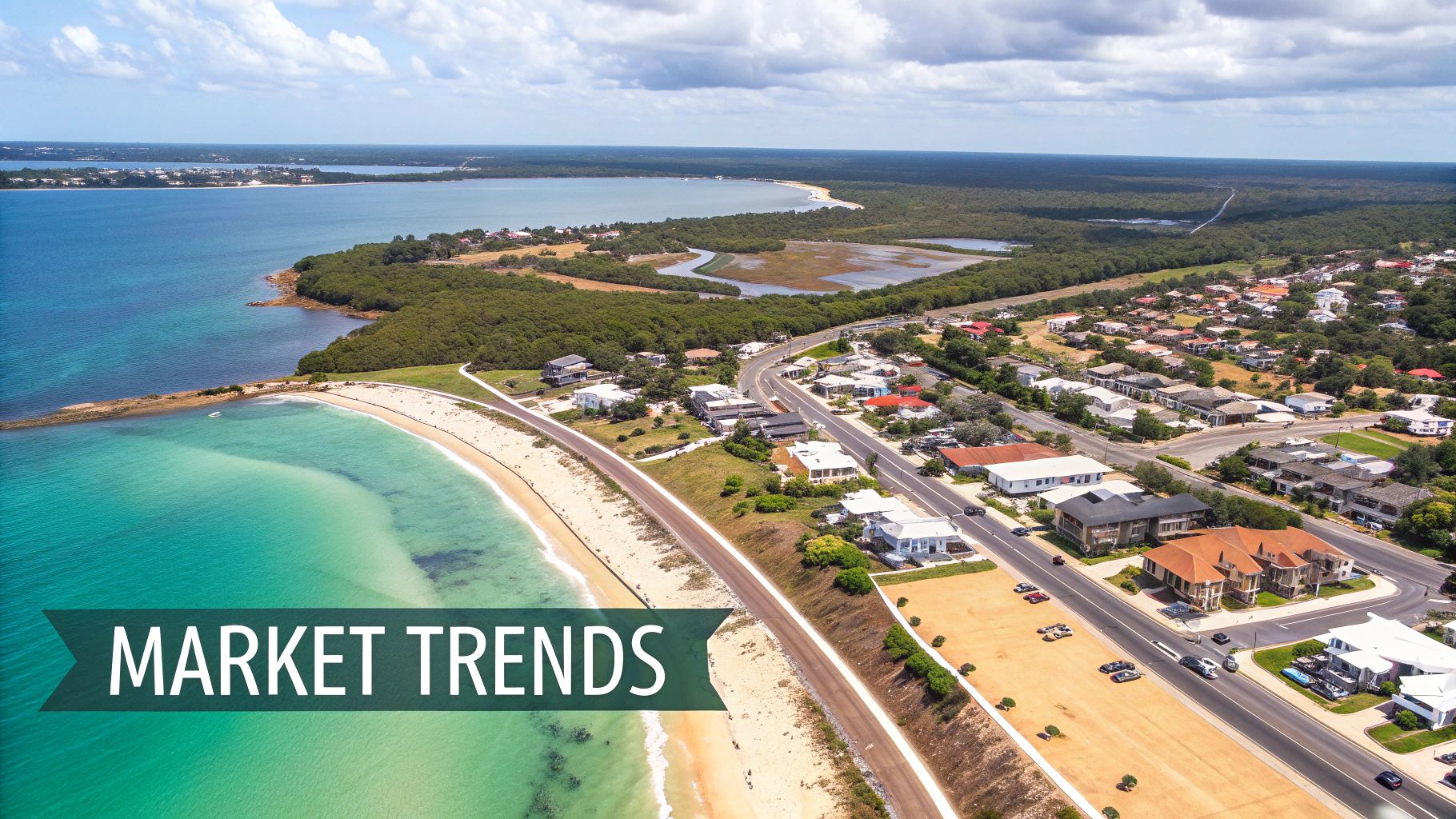 Paisaje tropical que muestra exuberantes colinas verdes que se encuentran con un océano azul claro en la República Dominicana.