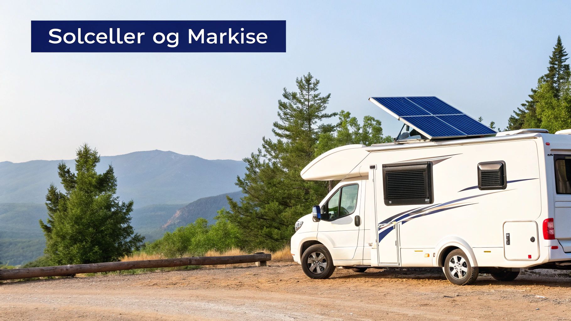 En hvit bobil med et utslått solcellepanel på taket, parkert på en grusvei med fjell i bakgrunnen. Tekst: 'Solceller og Markise'.