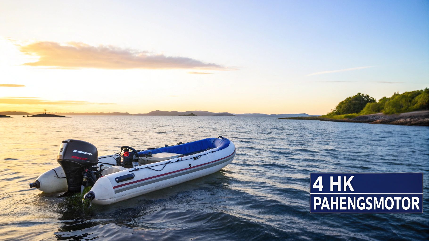 En hvit og blå gummibåt med påhengsmotor flyter på vannet ved solnedgang, med øyer og kystlinje i bakgrunnen.