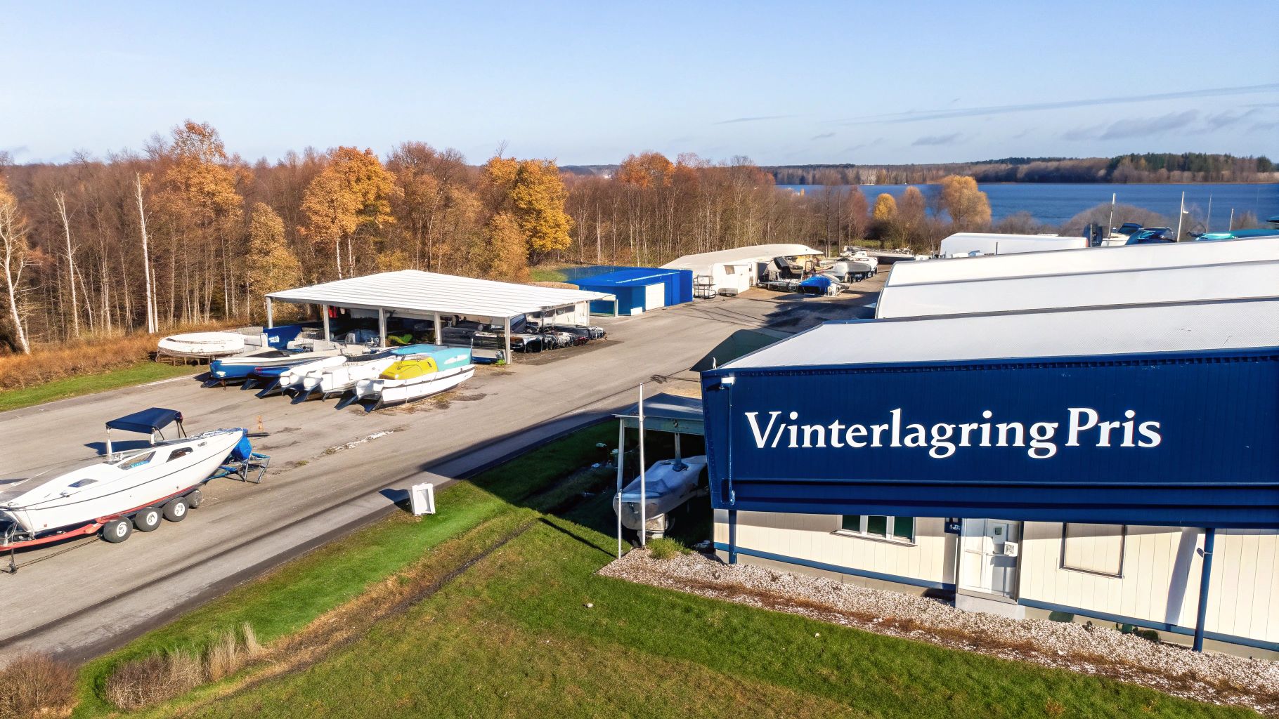 Flyfoto av et båtopplagringsanlegg i høst, med mange båter på land og et skilt som viser 'Vinterlagring Pris'.
