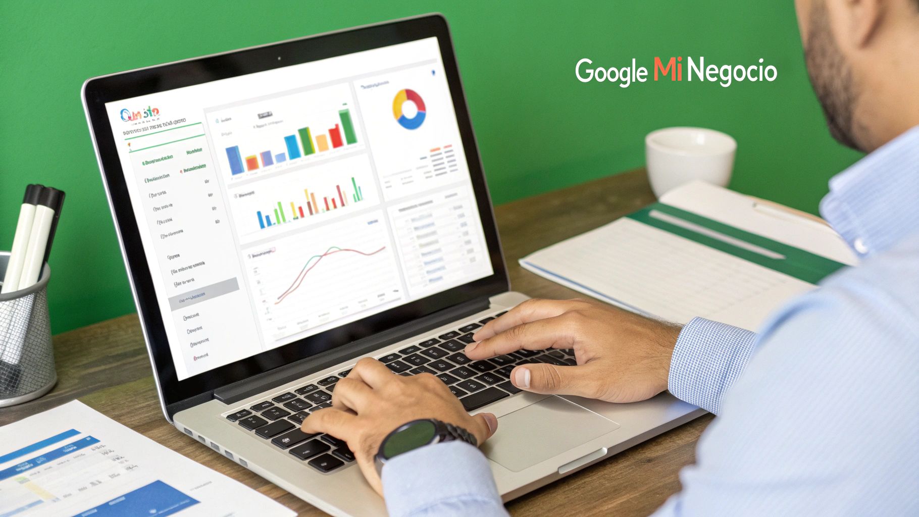 Una persona analizando datos de SEO local en un ordenador portátil