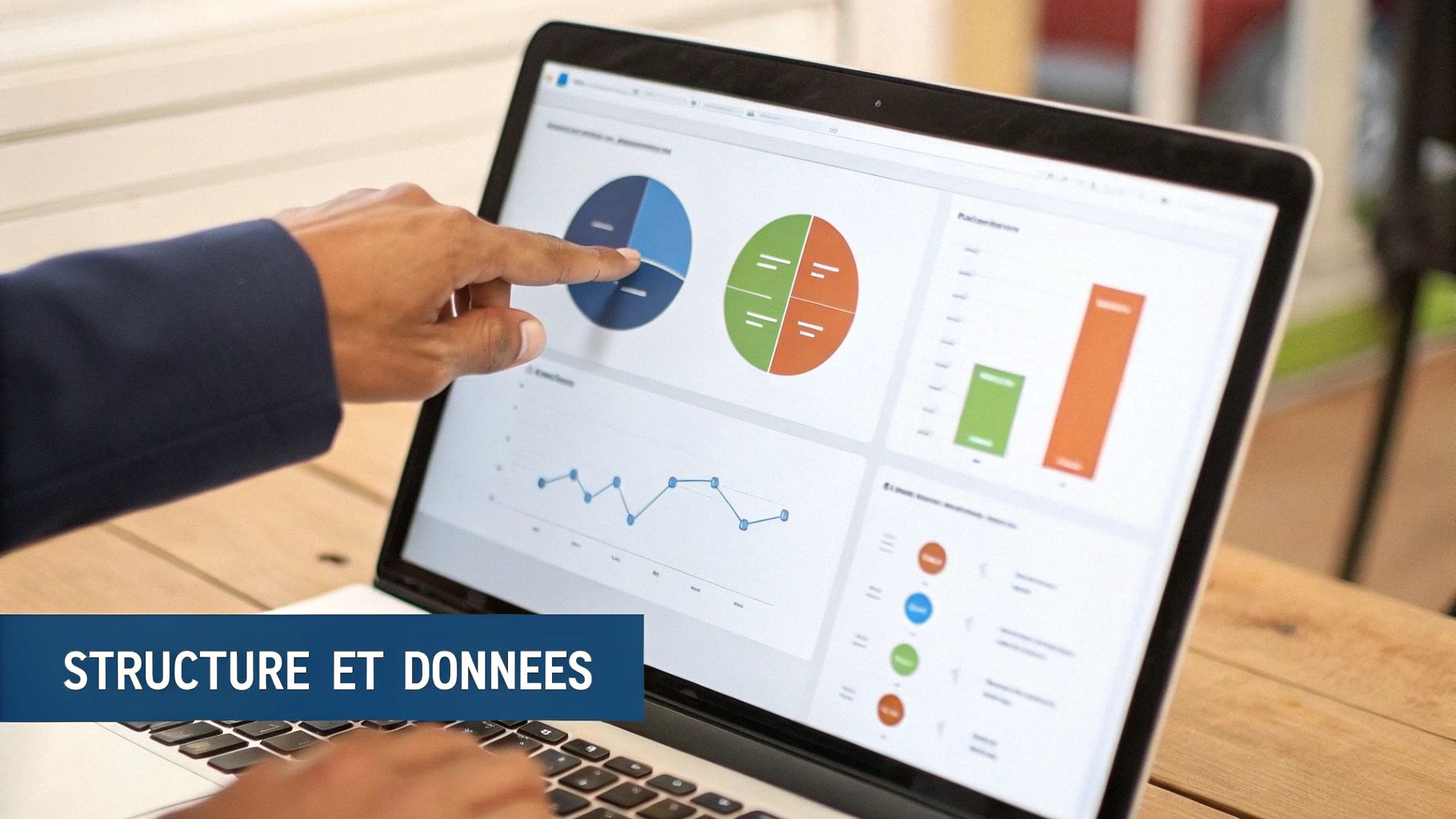 Une personne analyse des graphiques et des données complexes sur un ordinateur portable, avec le texte « Structure et Données ».