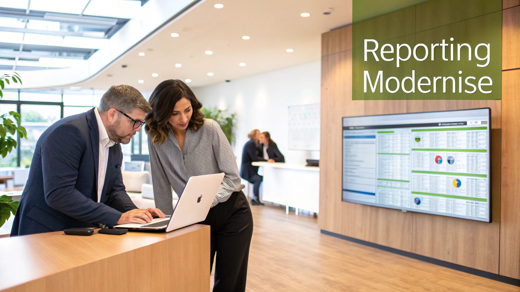 Deux professionnels travaillent sur un ordinateur portable dans un bureau moderne avec un écran affichant des données et un panneau 'Reporting Modernise'.