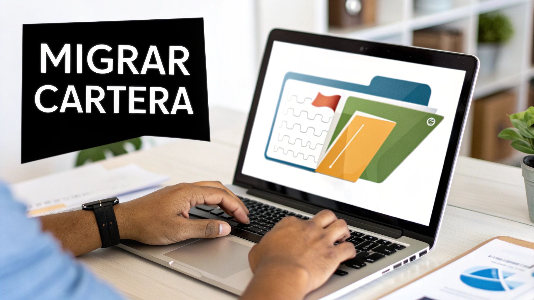Una persona usando una laptop mostrando carpetas de documentos y el texto "MIGRAR CARTERA" en una burbuja de diálogo.