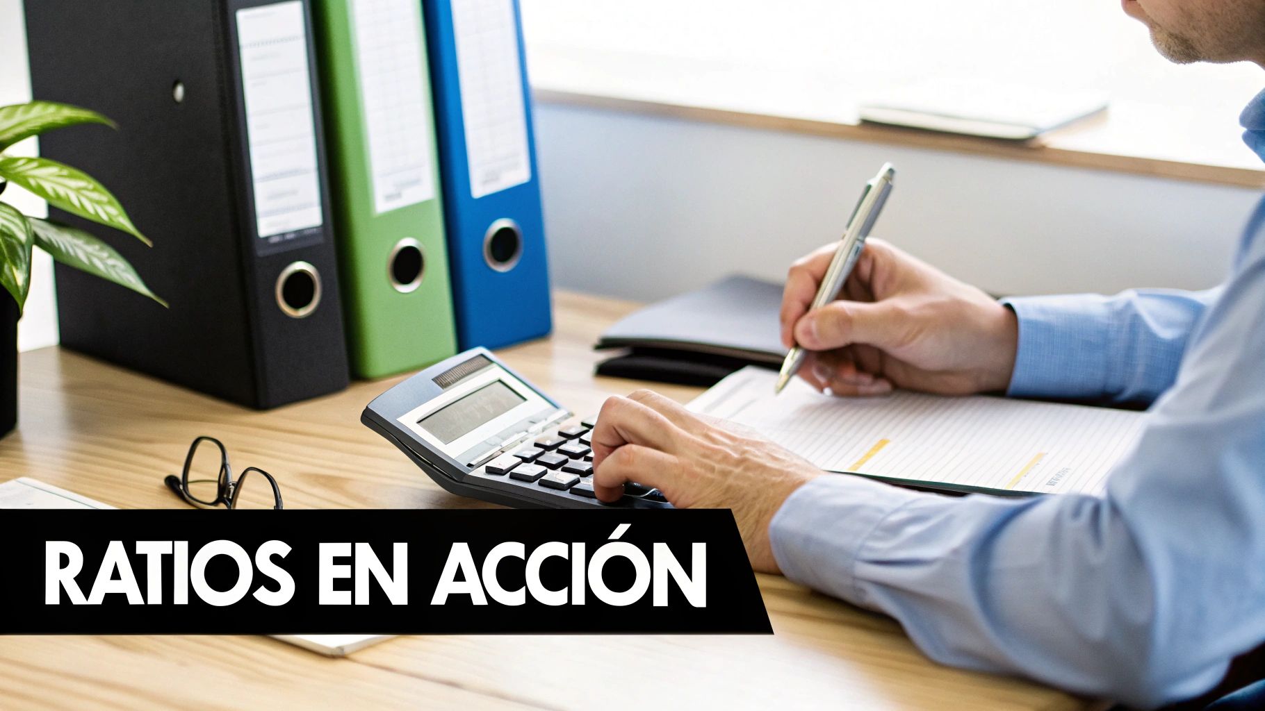 Manos de persona trabajando con calculadora y bolígrafo en documentos financieros, con archivadores de fondo.