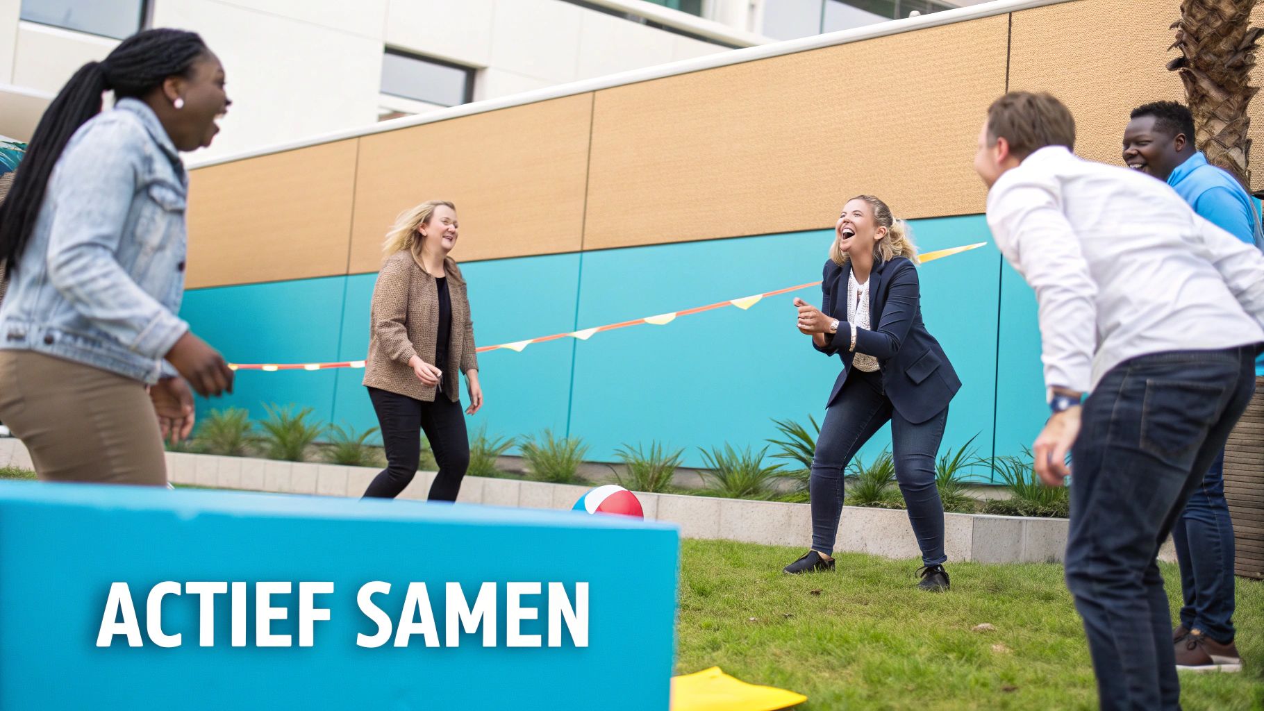 Een groep collega's die met iPads een stadsspel speelt
