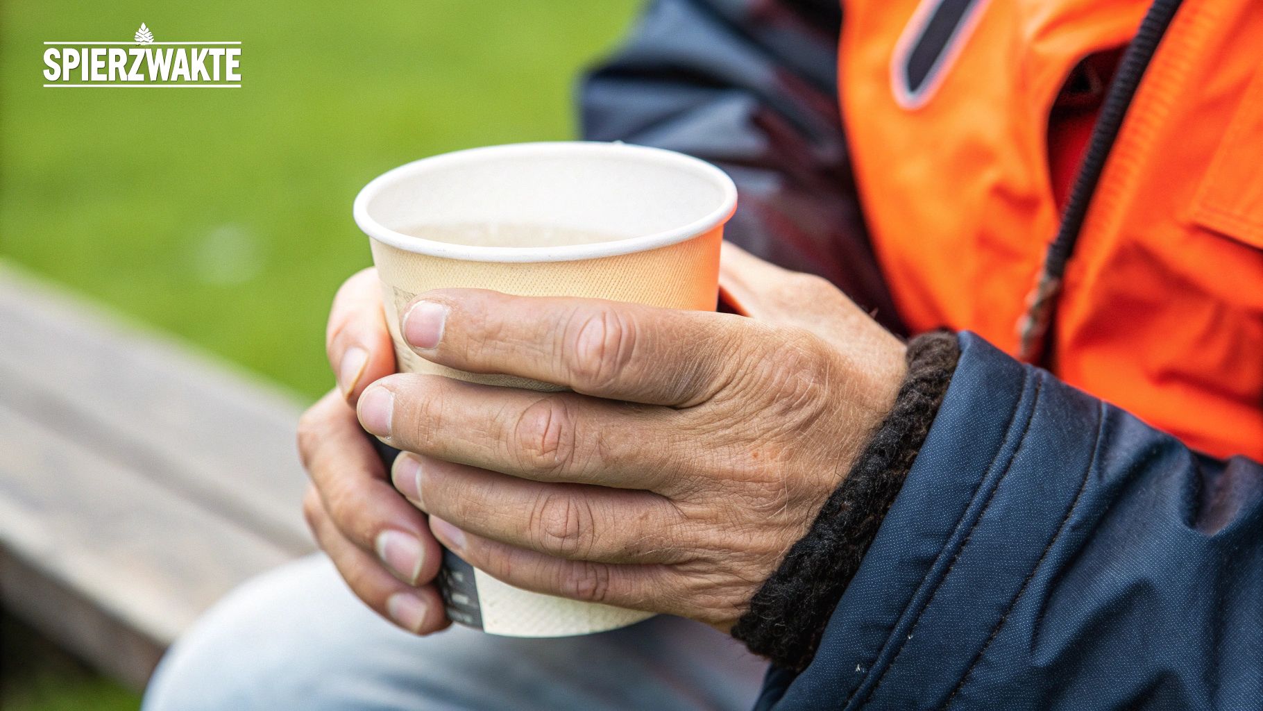 Twee vrienden zitten samen op een bank en praten