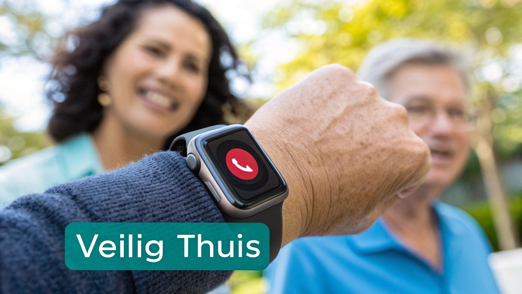 Een mantelzorger helpt een oudere man met een tablet.
