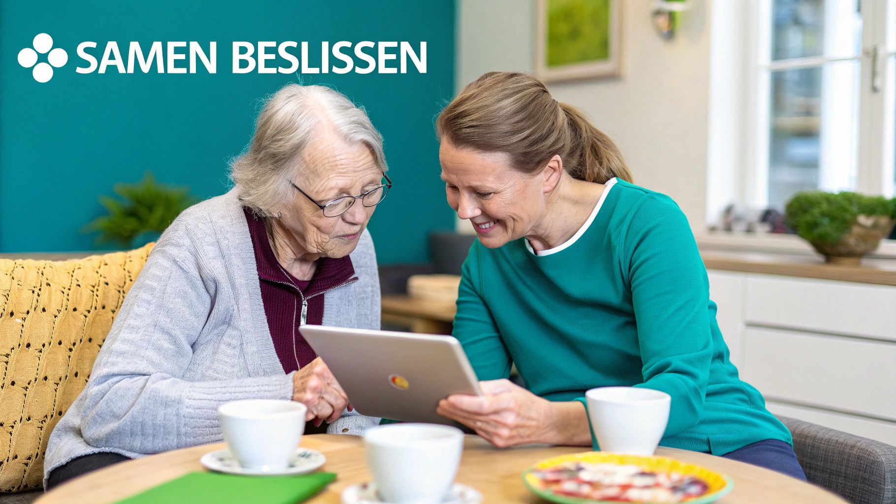 Twee mensen, een jongere en een oudere, zitten samen aan een tafel en praten met elkaar over papieren.