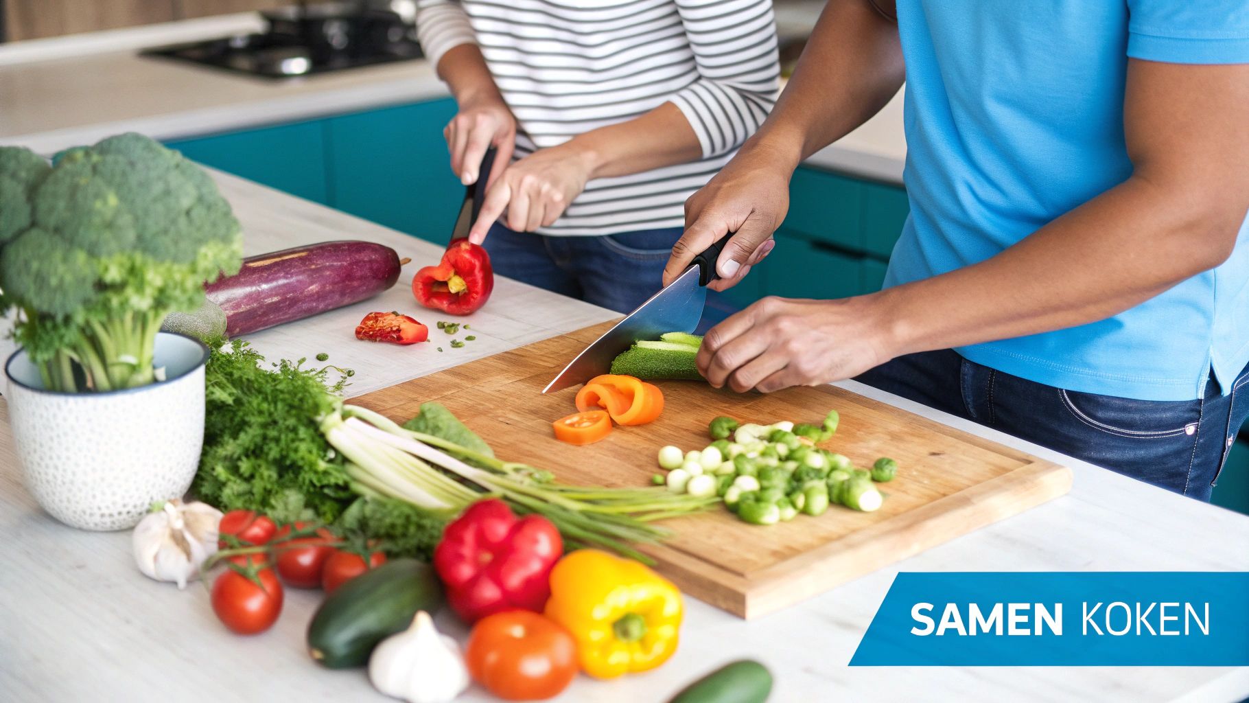Een groep vrienden volgt samen een kookworkshop onder begeleiding van een chef