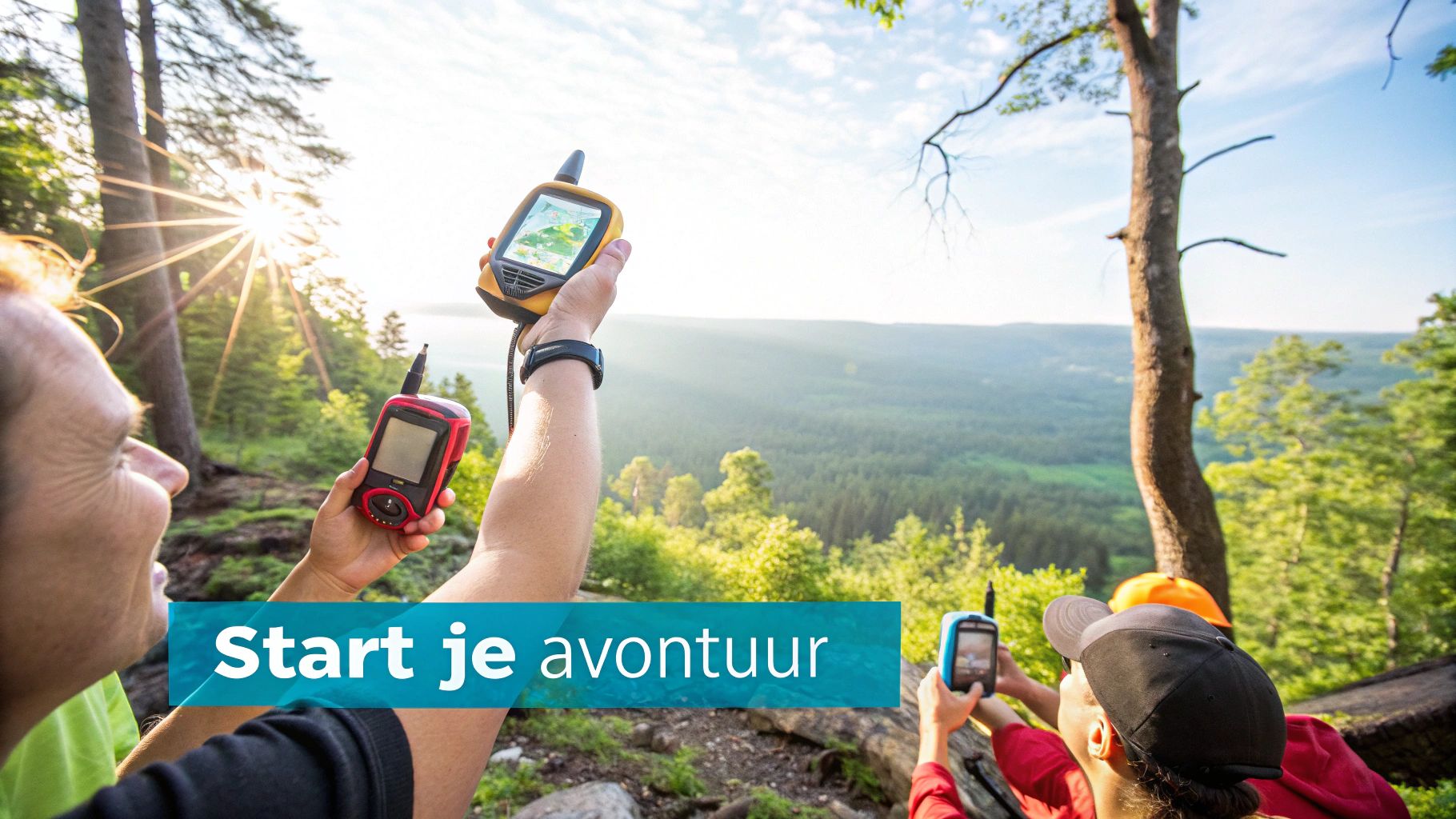 Een groep mensen die lachend naar een GPS-apparaat kijkt tijdens een speurtocht