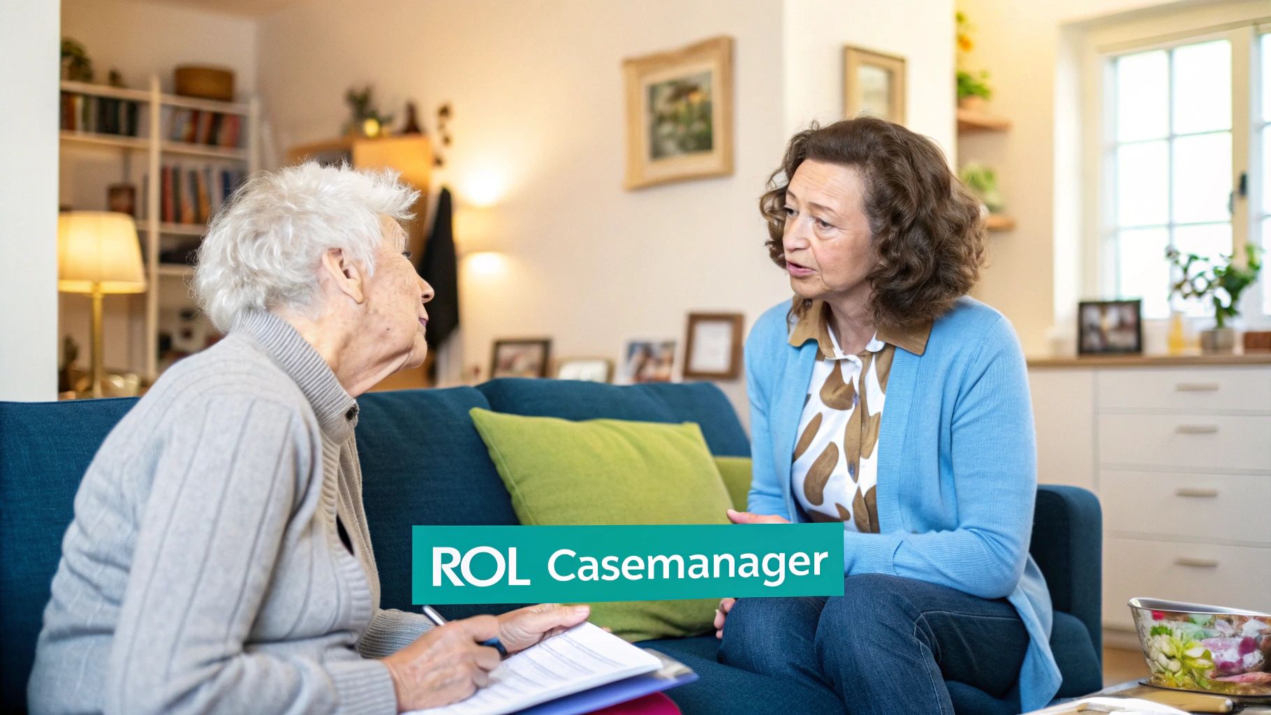 Een zorgprofessional die aantekeningen maakt tijdens een gesprek met een ouder echtpaar in hun woonkamer