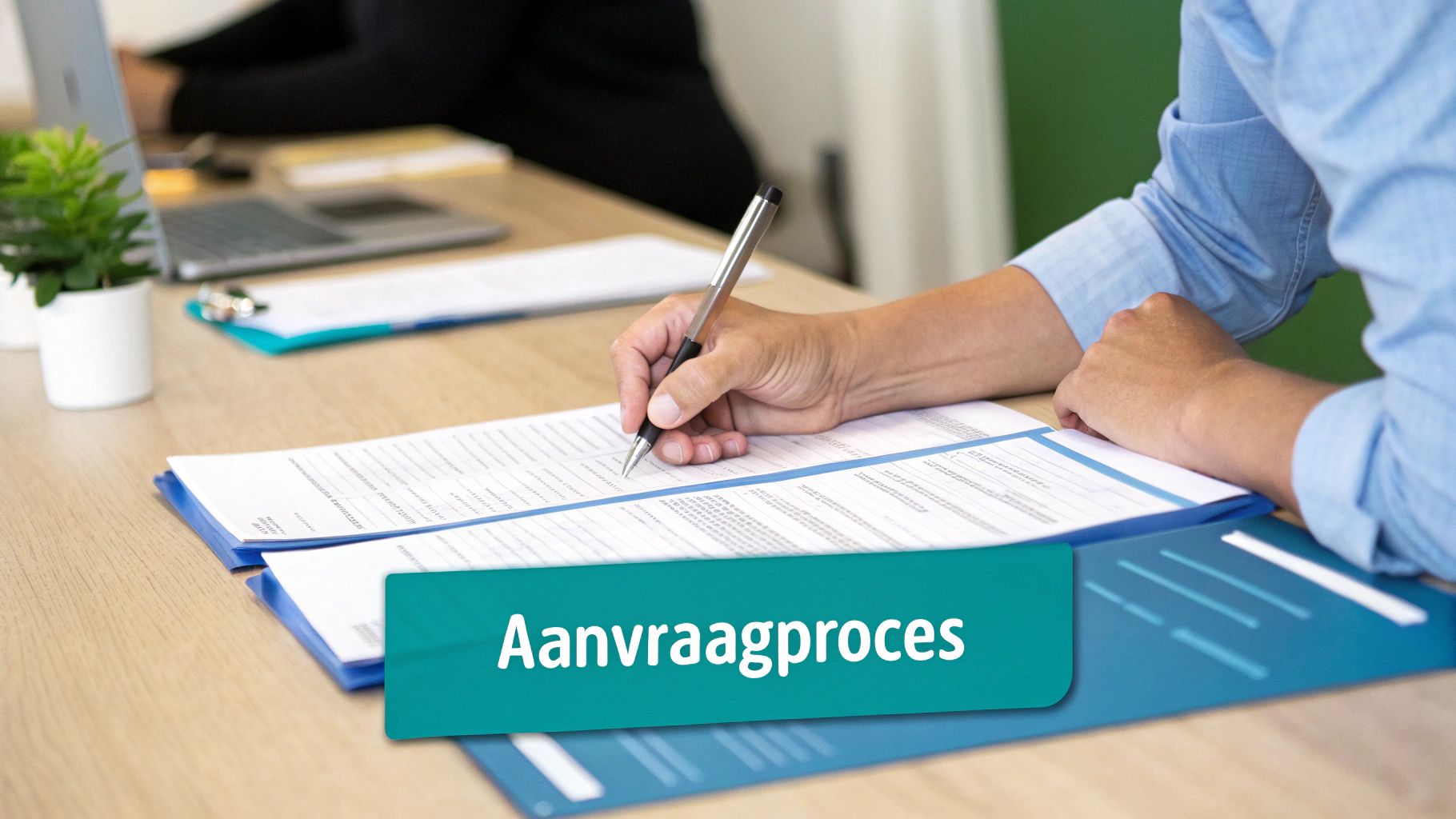 Een persoon die zorgvuldig aan een bureau zit en een financieel plan opstelt met rekenmachine en documenten.