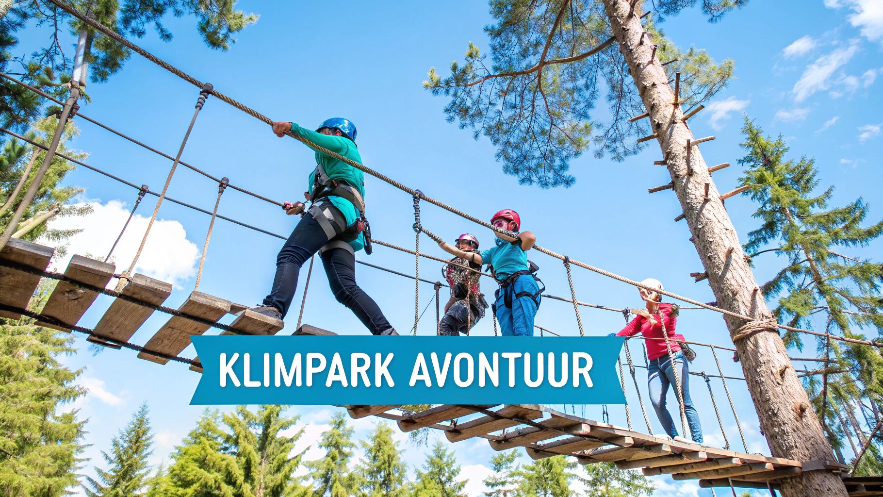 Groep vrienden die zich voorbereidt op een klimparcours in een adventure park.