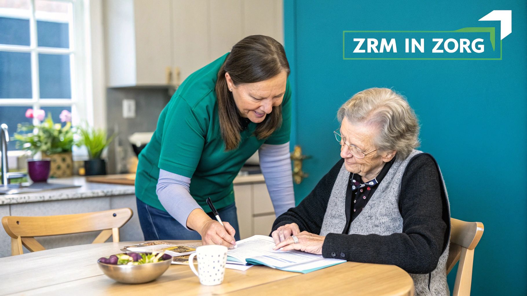 Een oudere vrouw en haar mantelzorger bespreken samen documenten aan een keukentafel