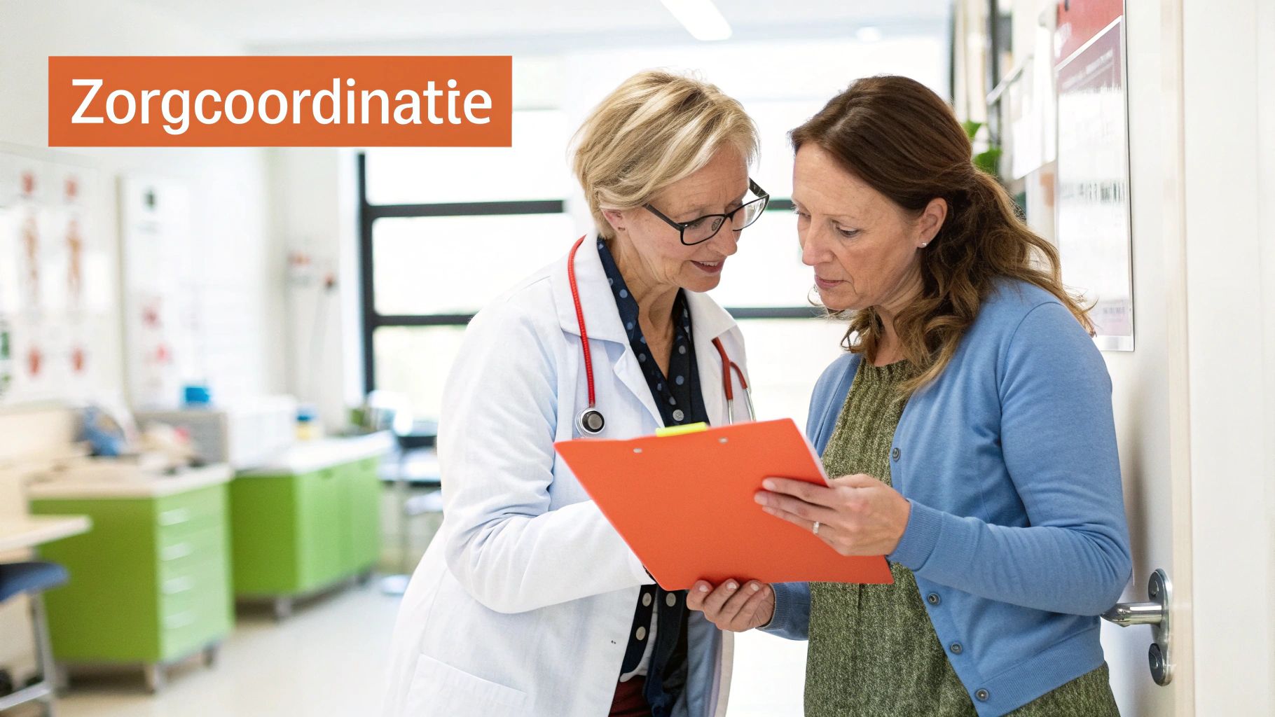 Een arts legt een medische procedure uit aan een oudere patiënt en haar vertegenwoordiger, wat de samenwerking in de zorg symboliseert.