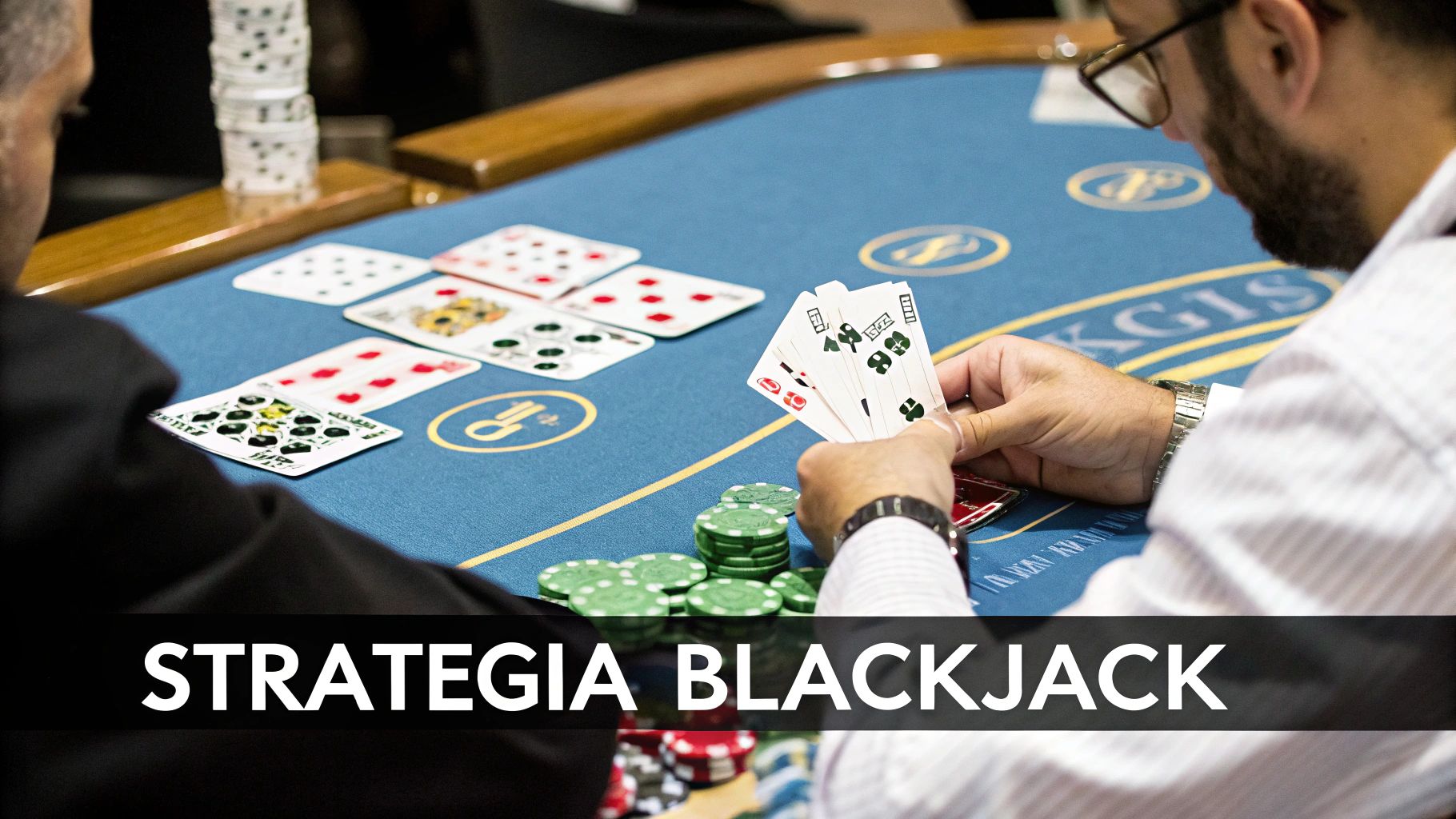 Due persone giocano a carte su un tavolo da casinò blu con fiches verdi, una strategia di blackjack.