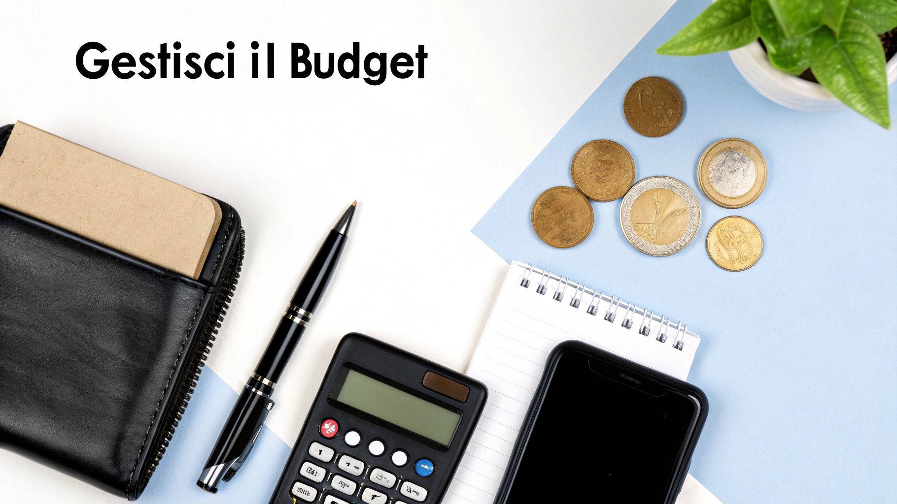 Scrivania con portafoglio, penna, calcolatrice, smartphone e monete per la gestione del budget.