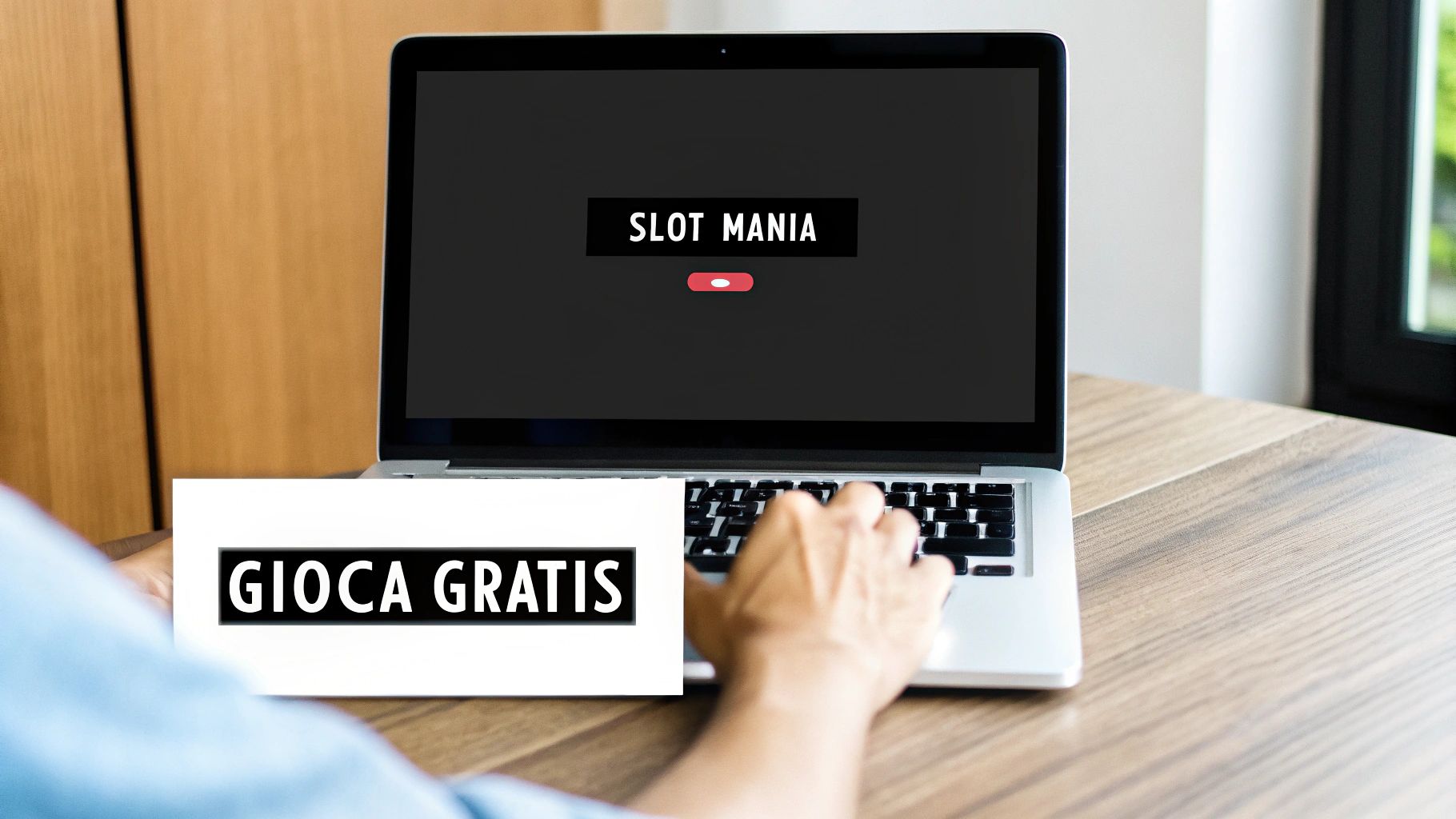Un uomo interagisce con un laptop mostrando 'SLOT MANIA' e 'GIOCA GRATIS', suggerendo giochi online.