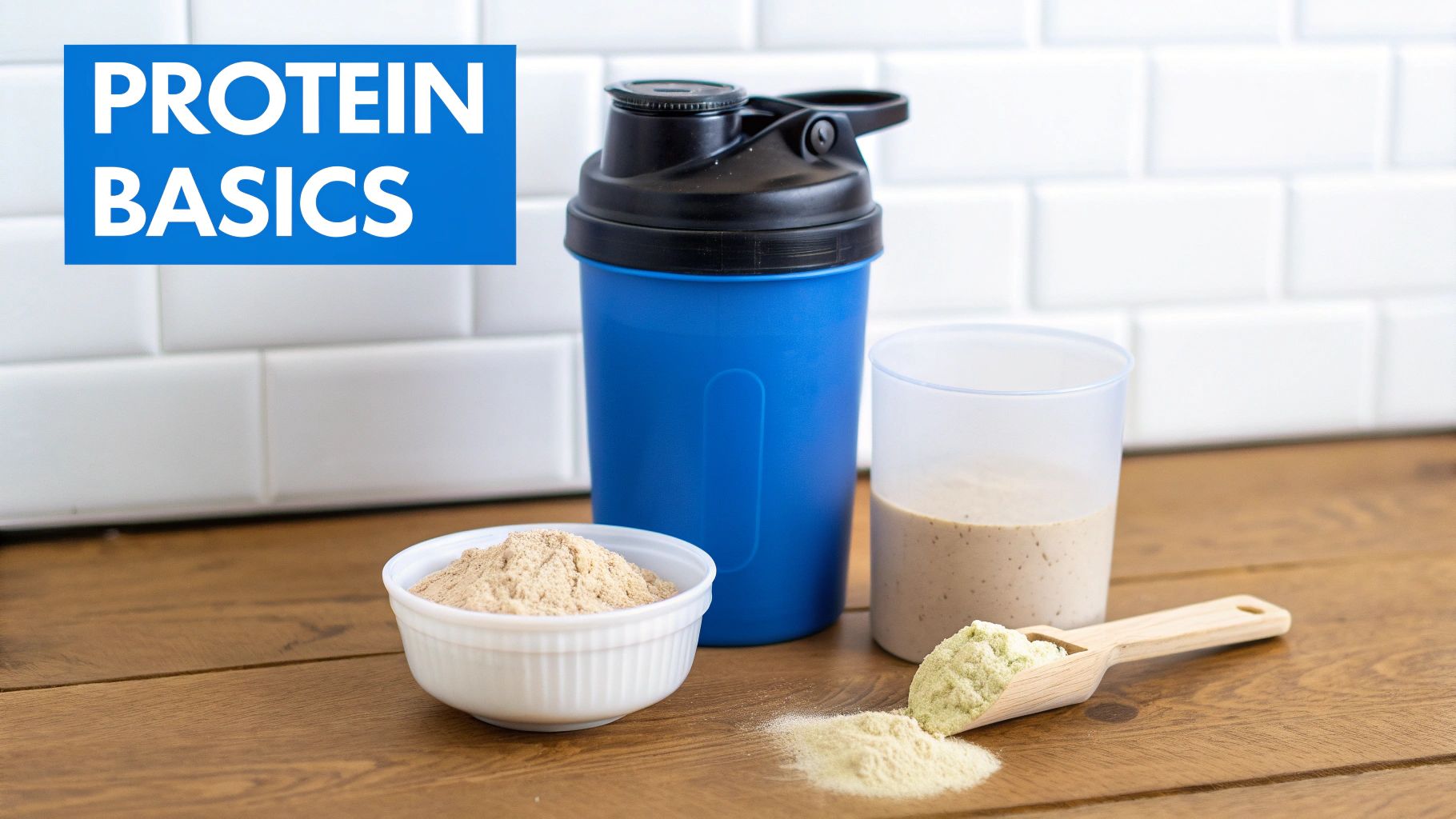 De la poudre de protéines dans un bol, un shaker et un smoothie préparé sur un comptoir en bois.