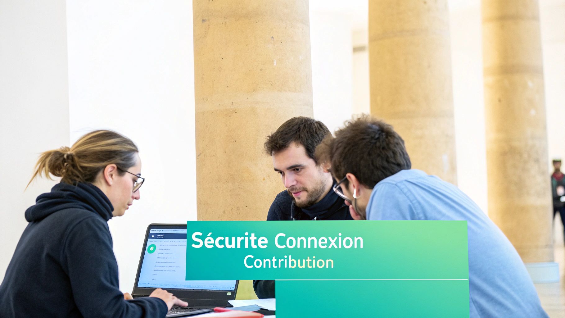 Trois personnes travaillent sur des ordinateurs portables lors d'une session de collaboration, avec le texte "Sécurité Connexion Contribution".