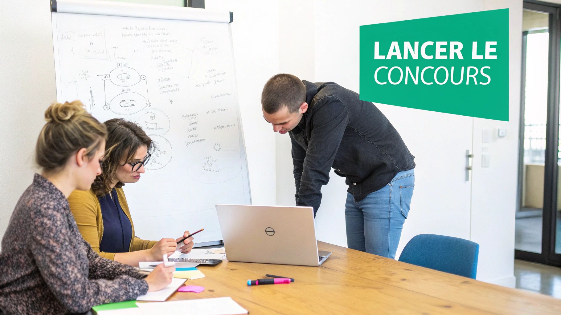 Une équipe collabore en réunion, avec des notes, un ordinateur et un tableau blanc affichant "LANCER LE CONCOURS".