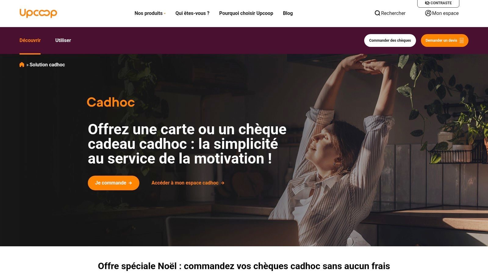 Une femme utilisant sa carte cadeau UpCadhoc pour un achat en ligne