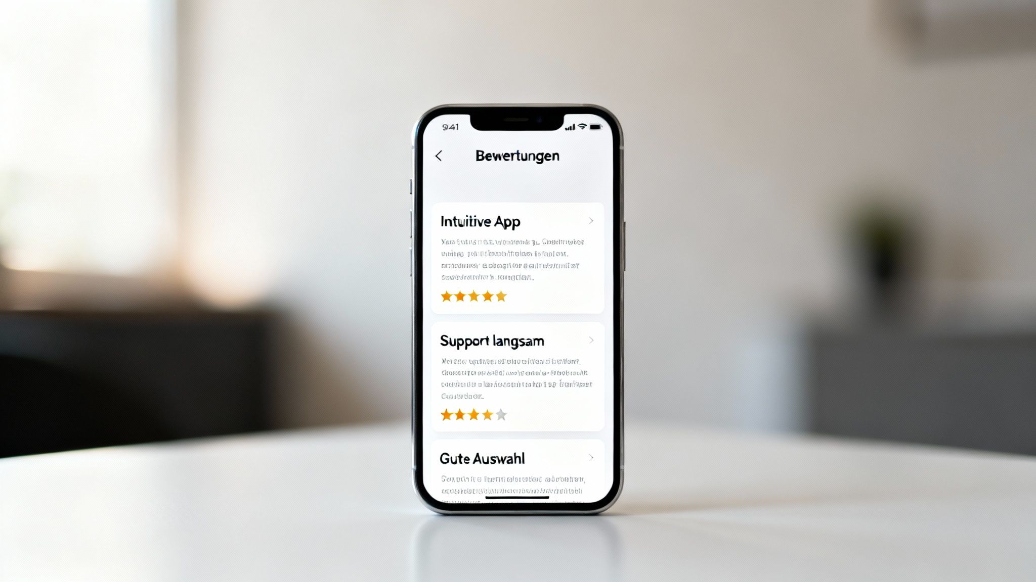 Smartphone zeigt eine App mit Kundenbewertungen und Sternebewertungen auf einem weißen Tisch.