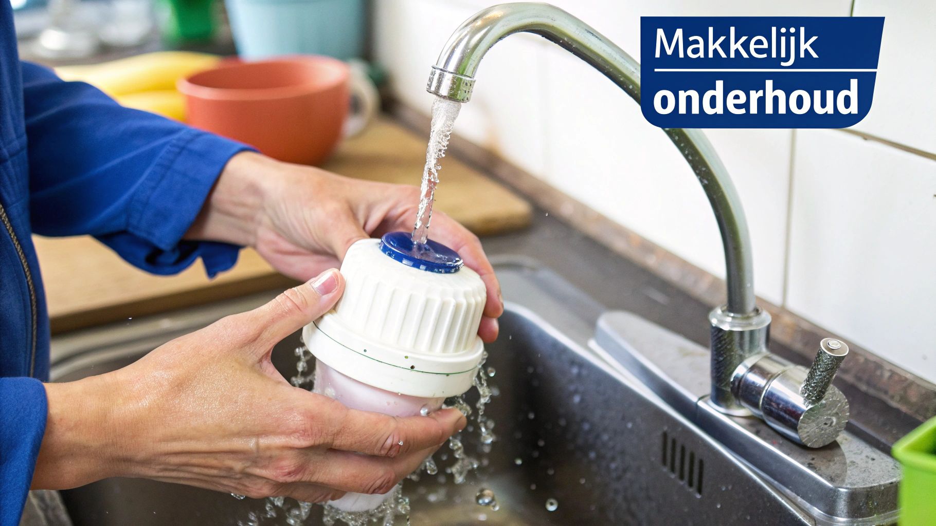Ceramic water filter in gebruik tijdens een kampeertrip